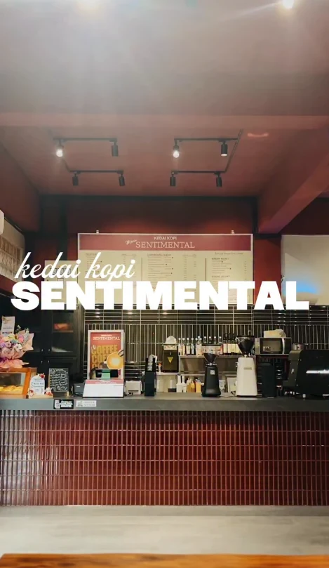 Bar kopi Kedai Kopi Sentimental dengan interior maroon